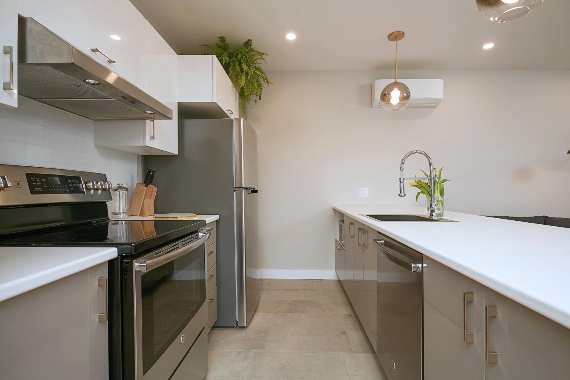Explore Montreal From Sleek Contemporary Apartment By Den Stays Habitación foto
