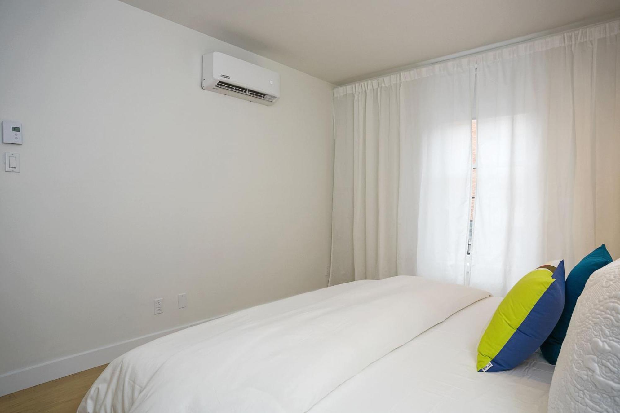 Explore Montreal From Sleek Contemporary Apartment By Den Stays Habitación foto