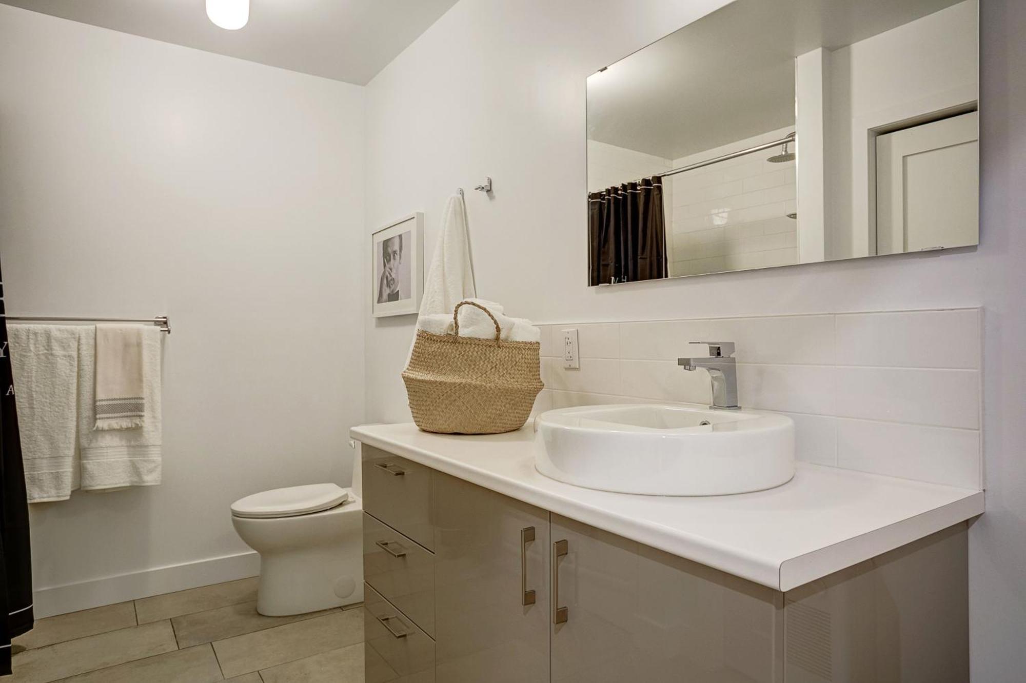 Explore Montreal From Sleek Contemporary Apartment By Den Stays Habitación foto